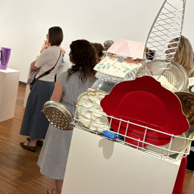 Kunst-Installation-Spülmsaschne-und-paar-von-uns