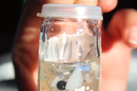 Behälter mit Plastikteilen aus dem Meer